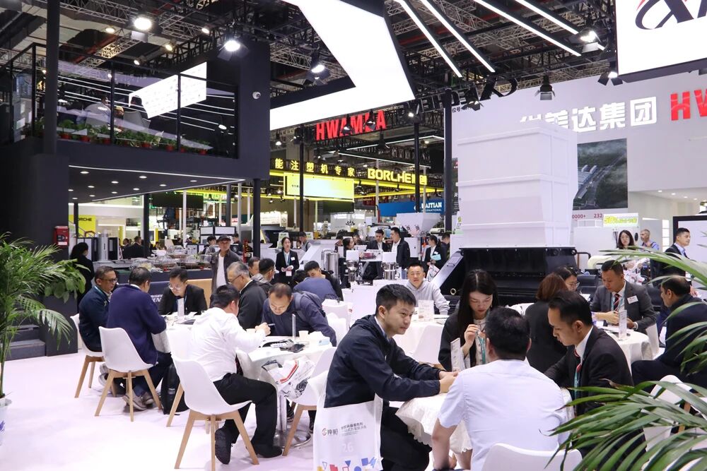 Xiecheng’s Booth at CHINAPLAS 2026 Draws Massive Crowds O estande da Xiecheng na CHINAPLAS 2026 atrai grandes multidões