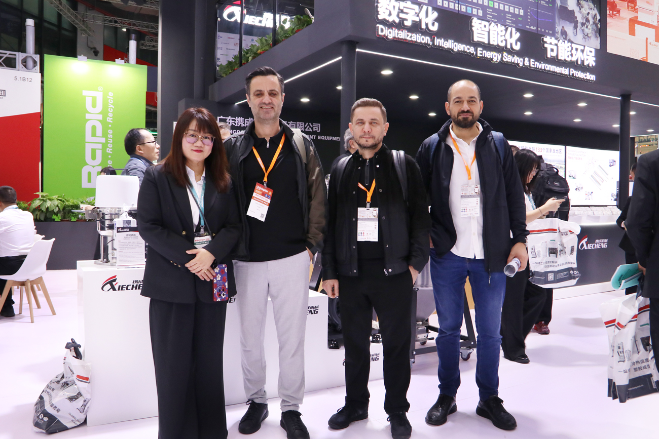 At CHINAPLAS 2026, we witnessed the immense trust and support that our valued customers place in Xiacheng products. Na CHINAPLAS 2026, testemunhamos a imensa confiança e apoio que os nossos valiosos clientes depositam nos produtos Xiacheng.