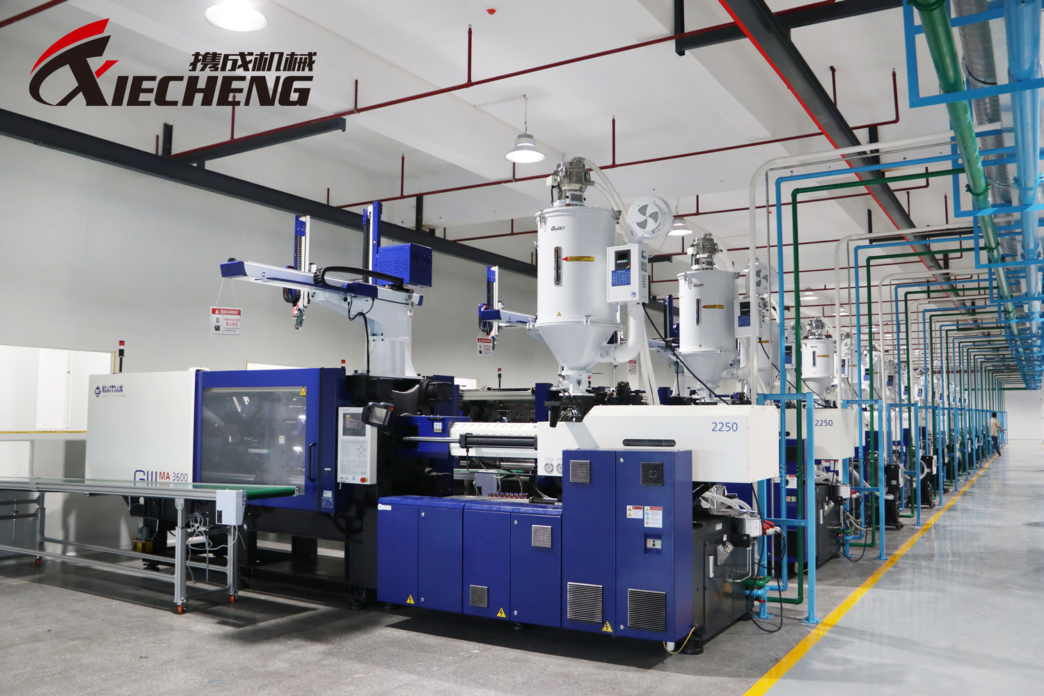 XIECHENG Plastic Dryer System in Injection Molding Production Line for Stable Material Drying Sistema de secador de plástico XIECHENG na linha de produção de moldagem por injeção para secagem estável de material