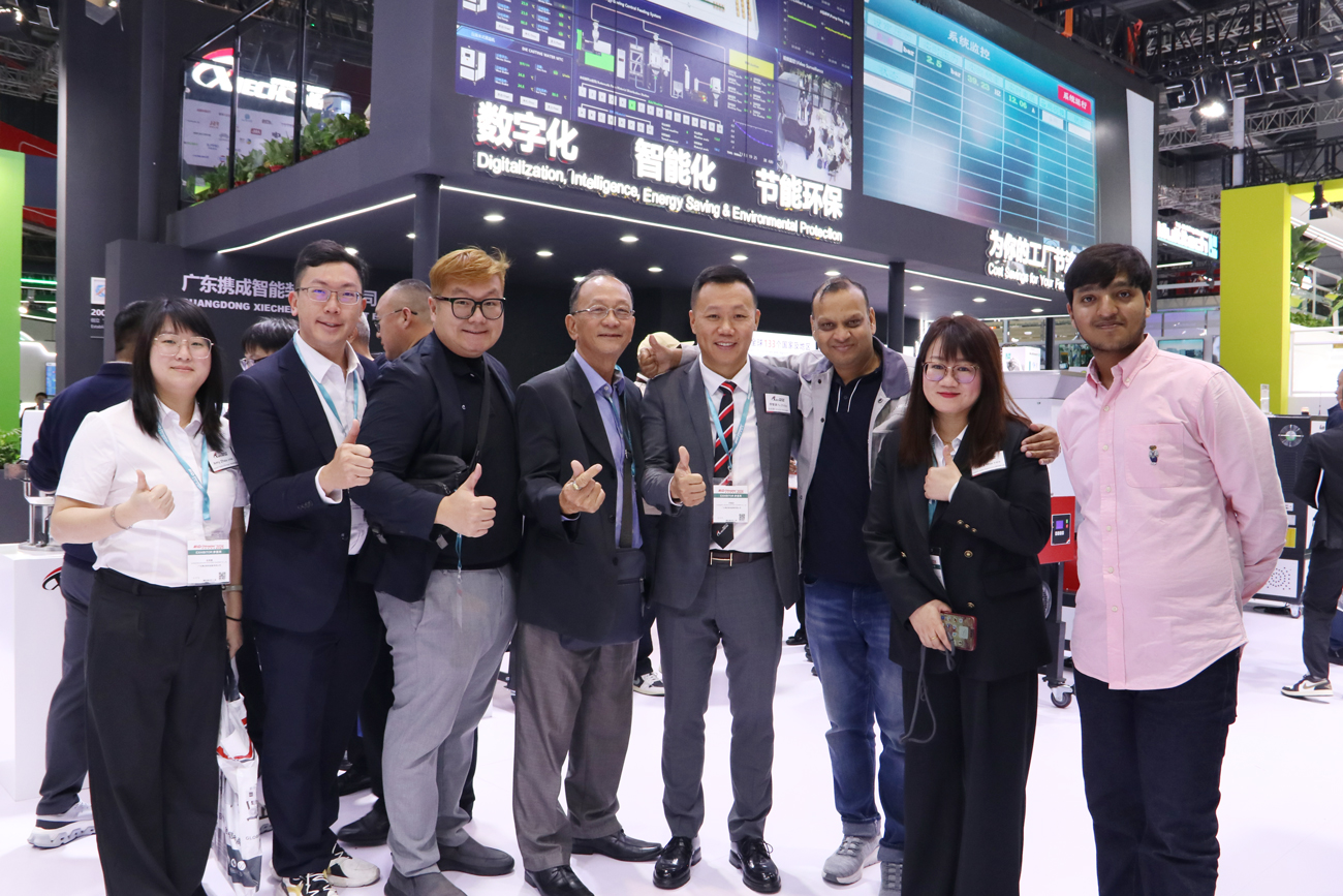 At CHINAPLAS 2026, we witnessed the immense trust and support that our valued customers place in Xiacheng products. Na CHINAPLAS 2026, testemunhamos a imensa confiança e apoio que os nossos valiosos clientes depositam nos produtos Xiacheng.