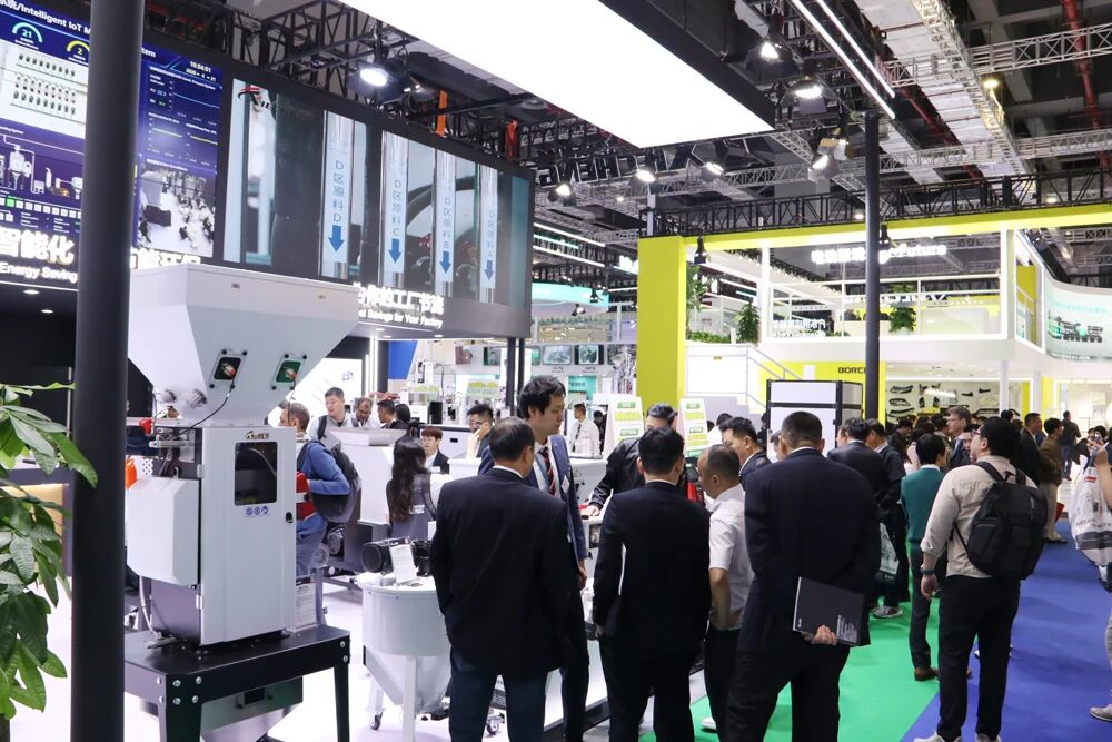 Xiecheng’s Booth at CHINAPLAS 2026 Draws Massive Crowds O estande da Xiecheng na CHINAPLAS 2026 atrai grandes multidões
