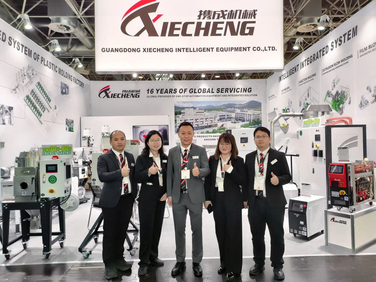 Uma foto de grupo da equipe Xiecheng na exposição K