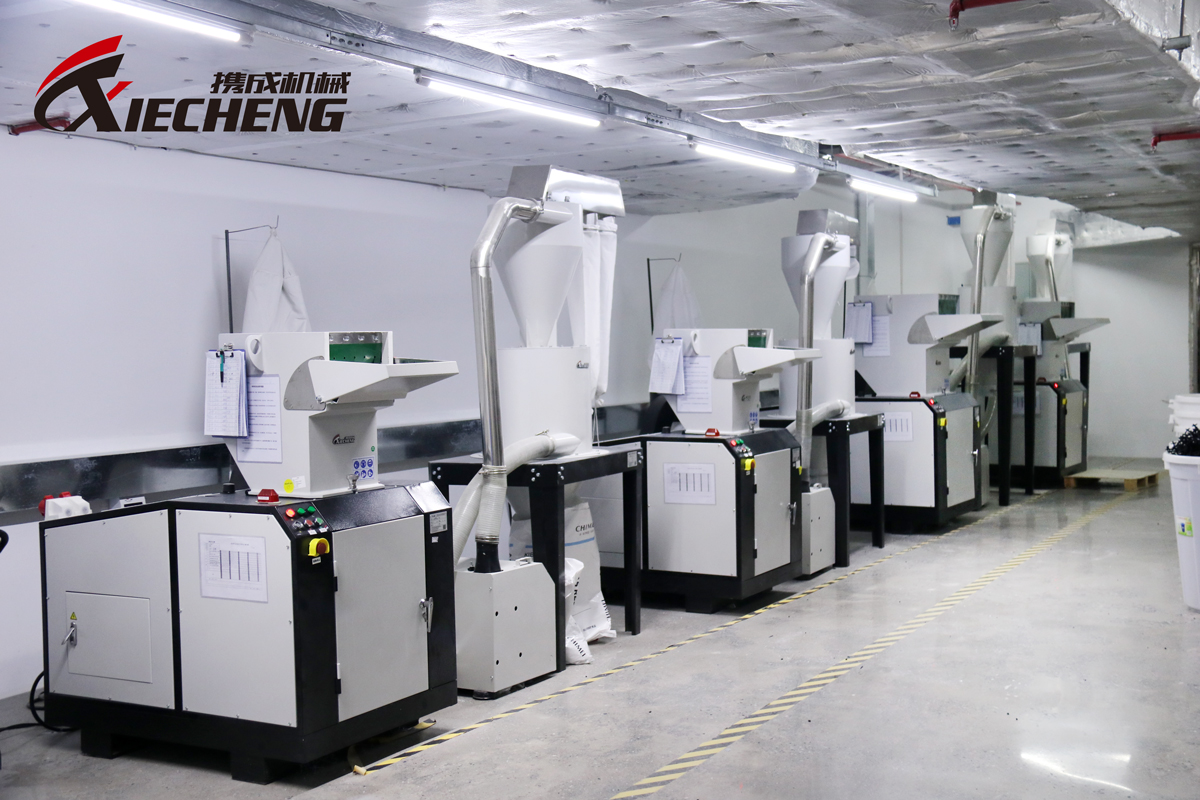  Um granulador de plástico operando em um ambiente de reciclagem industrial.