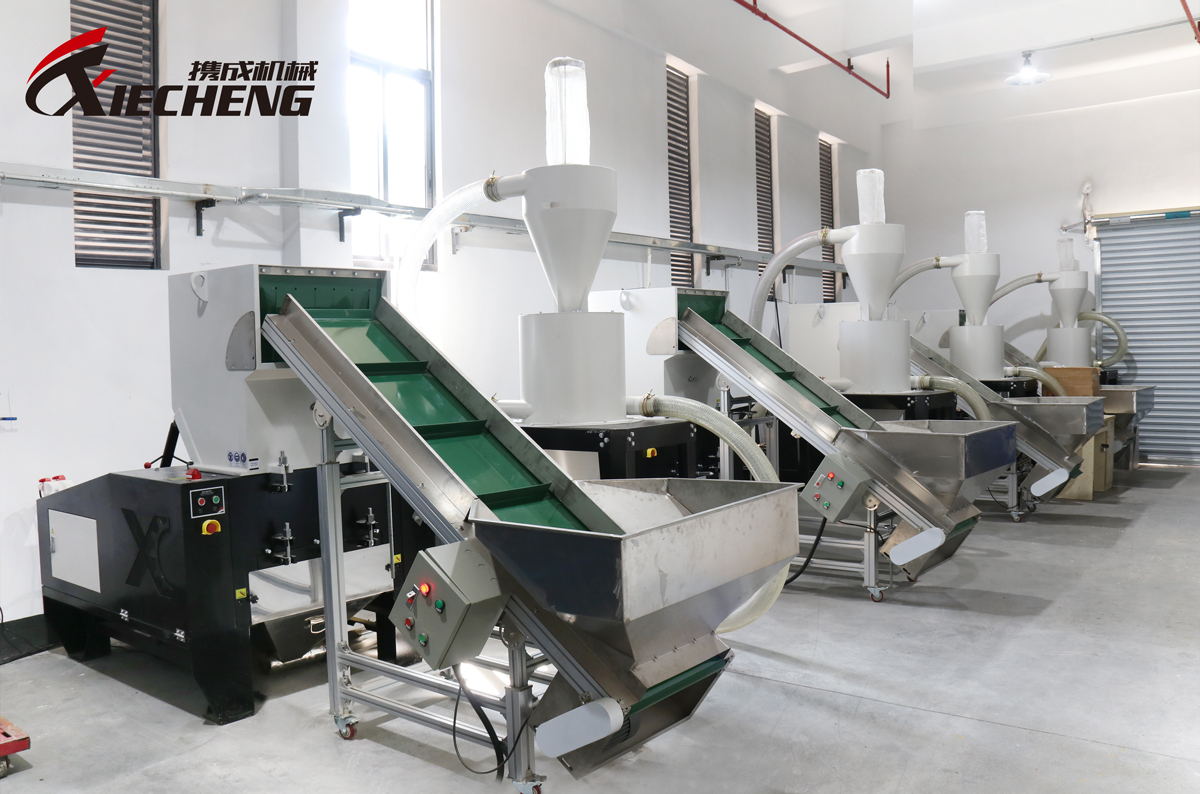 Sistema de britagem semiautomático com correia transportadora.