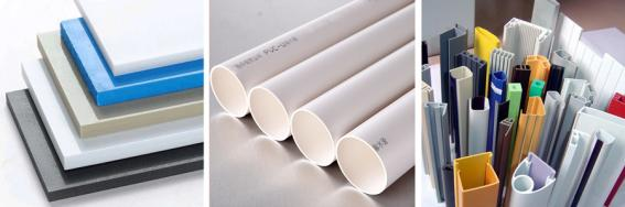 Folhas, tubos e perfis de plástico prontos para trituração.